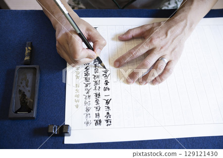 一名男子在寺廟體驗抄寫經文 一名男子在寺廟體驗抄寫經文 129121430