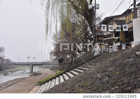 日本岐阜縣高山市：宮川流經市中心，旅遊景點宮川早市設有販售當地特色菜的街邊攤和購物街 129121995