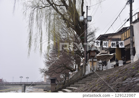 Takayama City, Gifu Prefecture, Japan: Miyagawa River flows through the center of the city, and the tourist attraction Miyagawa Morning Market features street stalls selling local specialties and a shopping street 129122007