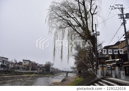 日本岐阜縣高山市:宮川流經市中心,旅遊景點宮川早市設有販售當地特色菜的街邊攤和購物街 日本岐阜縣高山市:宮川流經市中心,旅遊景點宮川早市設有販售當地特色菜的街邊攤和購物街 129122016