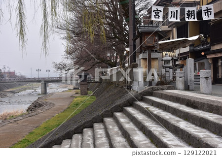 日本岐阜縣高山市：宮川流經市中心，旅遊景點宮川早市設有販售當地特色菜的街邊攤和購物街 129122021