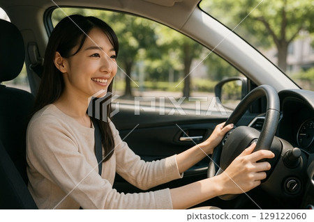駕駛汽車的日本年輕女子 駕駛汽車的日本年輕女子 129122060