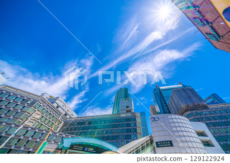 日本東京城市景觀，7月20日。酷熱難耐…百合海鷗線新橋站和JR新橋站。 129122924