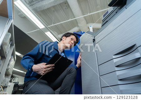 在辦公室工作的年輕男工程師 129123128