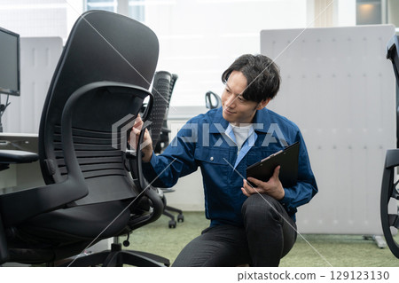 在辦公室工作的年輕男工程師 129123130