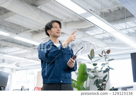 在辦公室工作的年輕男工程師 129123136