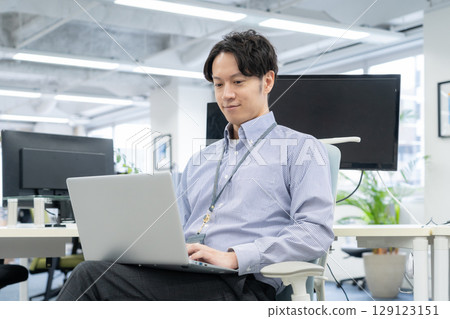 在辦公室工作的年輕男工程師 129123151