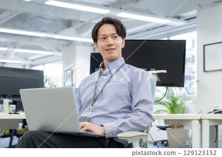 在辦公室工作的年輕男工程師 129123152