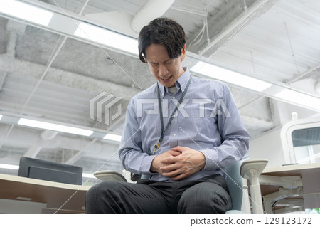在辦公室工作的年輕男工程師 129123172