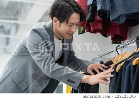 young man shopping 129123190