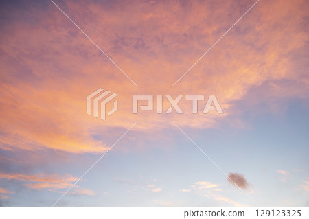 夏日夕陽 黃昏 夏日天空 晴朗 八月 129123325