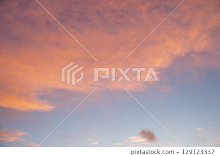 夏日夕陽 黃昏 夏日天空 晴朗 八月 129123337