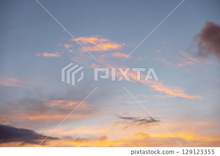 夏日夕陽 黃昏 夏日天空 晴朗 八月 夏日夕陽 黃昏 夏日天空 晴朗 八月 129123355