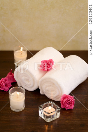 Aroma candles and white towels 129123461