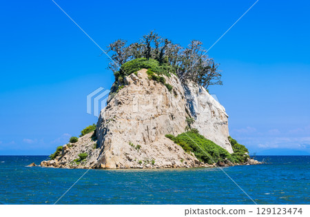Noto Peninsula: Mitsuke Island, collapsed and deformed by the 2024 earthquake. *Photo taken in July 2025 Noto Peninsula: Mitsuke Island, collapsed and deformed by the 2024 earthquake. *Photo taken in July 2025 129123474
