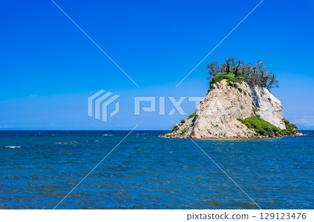 Noto Peninsula: Mitsuke Island, collapsed and deformed by the 2024 earthquake. *Photo taken in July 2025 129123476