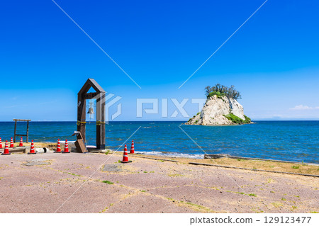 能登半島：見附島，因2024年地震而崩塌變形。 （照片拍攝於2025年7月） 129123477