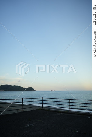 在海上日落 129123482