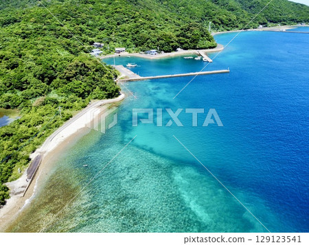 Beach rock and crystal clear waters of Ikezuka, Naru Island, Goto Islands, Nagasaki Prefecture Beach rock and crystal clear waters of Ikezuka, Naru Island, Goto Islands, Nagasaki Prefecture 129123541