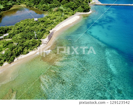 Beach rock and crystal clear waters of Ikezuka, Naru Island, Goto Islands, Nagasaki Prefecture 129123542