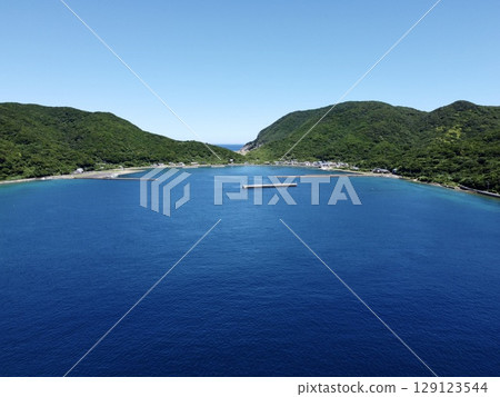長崎縣五島列島奈留島池塚的海灘岩石和清澈的海水 長崎縣五島列島奈留島池塚的海灘岩石和清澈的海水 129123544