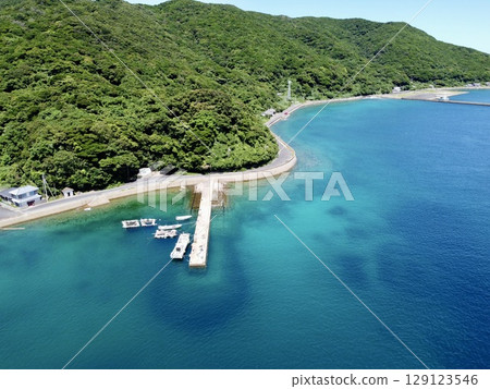 Beach rock and crystal clear waters of Ikezuka, Naru Island, Goto Islands, Nagasaki Prefecture 129123546
