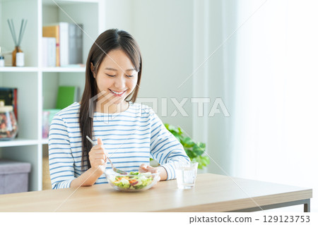 吃沙拉的一個少婦 吃沙拉的一個少婦 129123753