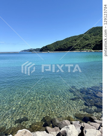 長崎縣五島列島奈留島宮之濱的海水清澈，沙灘美麗 129123784