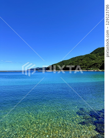 The clear waters and beautiful beaches of Miyanohama Beach on Naru Island in the Goto Islands, Nagasaki Prefecture 129123786