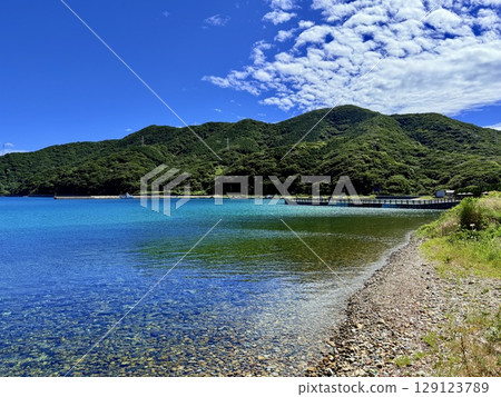 長崎縣五島列島奈留島宮之濱的海水清澈，沙灘美麗 129123789