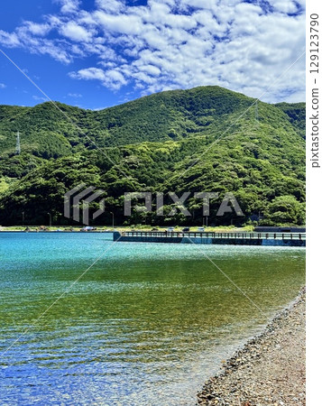 The clear waters and beautiful beaches of Miyanohama Beach on Naru Island in the Goto Islands, Nagasaki Prefecture The clear waters and beautiful beaches of Miyanohama Beach on Naru Island in the Goto Islands, Nagasaki Prefecture 129123790