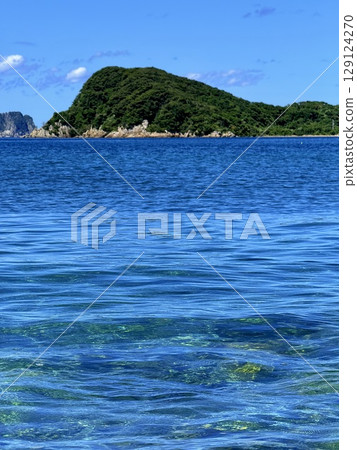 View of the sea and villages on Naru Island in the Goto Islands, Nagasaki Prefecture, with crystal clear waters and a calm summer landscape View of the sea and villages on Naru Island in the Goto Islands, Nagasaki Prefecture, with crystal clear waters and a calm summer landscape 129124270