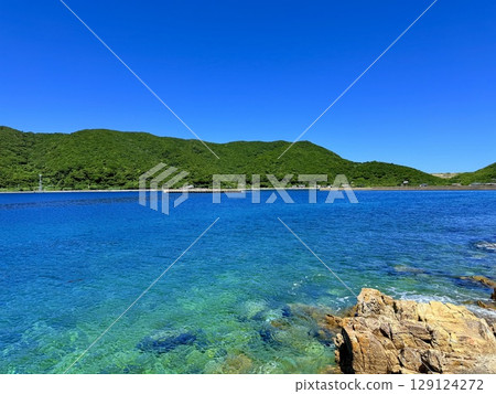 View of the sea and villages on Naru Island in the Goto Islands, Nagasaki Prefecture, with crystal clear waters and a calm summer landscape View of the sea and villages on Naru Island in the Goto Islands, Nagasaki Prefecture, with crystal clear waters and a calm summer landscape 129124272