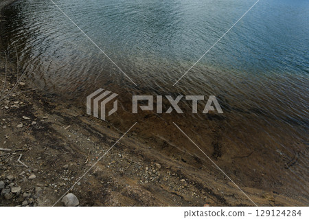 The boundary between water and soil at the waterside 129124284