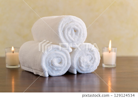 White towels and aroma candles 129124534