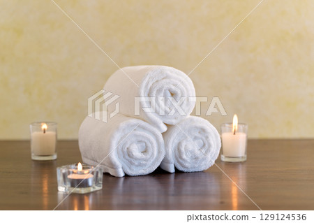 白毛巾和香氛蠟燭 129124536