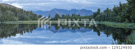 從紐西蘭西海岸的馬瑟森湖望去，庫克山籠罩在雲霧之中 129124930