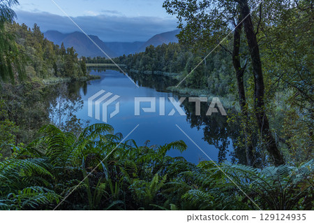 從紐西蘭西海岸的馬瑟森湖望去,庫克山籠罩在雲霧之中 從紐西蘭西海岸的馬瑟森湖望去,庫克山籠罩在雲霧之中 129124935