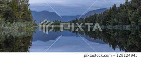 從紐西蘭西海岸的馬瑟森湖望去，庫克山正處於日落之中 129124943