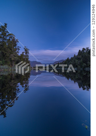 從紐西蘭西海岸的馬瑟森湖望去,庫克山正處於日落之中 從紐西蘭西海岸的馬瑟森湖望去,庫克山正處於日落之中 129124946