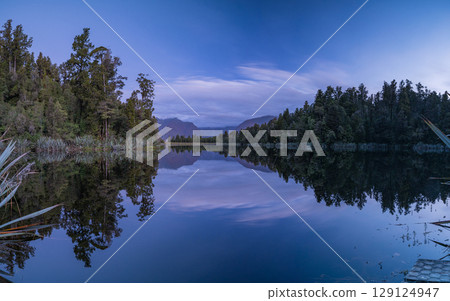 從紐西蘭西海岸的馬瑟森湖望去，庫克山正處於日落之中 129124947