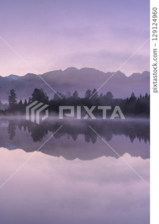 Mount Cook and the sunrise seen from Lake Matheson in the early morning mist, New Zealand 129124960