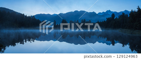 Mount Cook seen from misty Lake Matheson on New Zealand's West Coast in the early morning 129124963