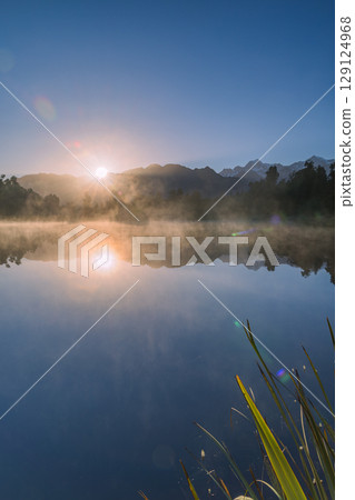 清晨，紐西蘭霧氣瀰漫的馬瑟森湖上，可以看到庫克山和冉冉升起的太陽 129124968