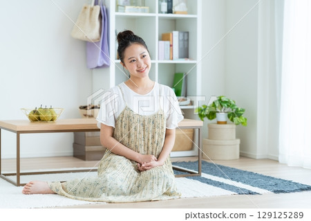 年輕女子獨自生活 年輕女子獨自生活 129125289