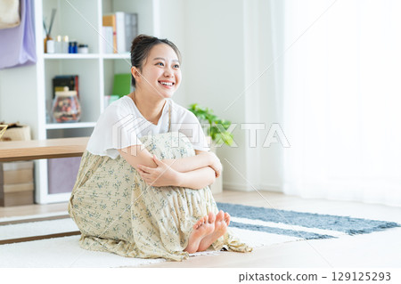 年輕女子獨自生活 年輕女子獨自生活 129125293