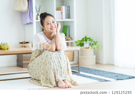 年輕女子獨自生活 年輕女子獨自生活 129125295