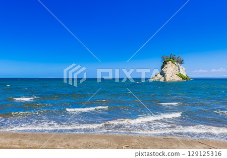 能登·見附島,因2024年地震而崩塌變形。 *照片拍攝於2025年7月 能登·見附島,因2024年地震而崩塌變形。 *照片拍攝於2025年7月 129125316
