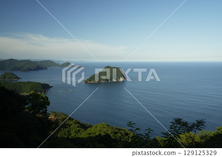 Blue seas and islands 129125329