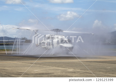 巡邏直升機飛行後洗澡 129125399